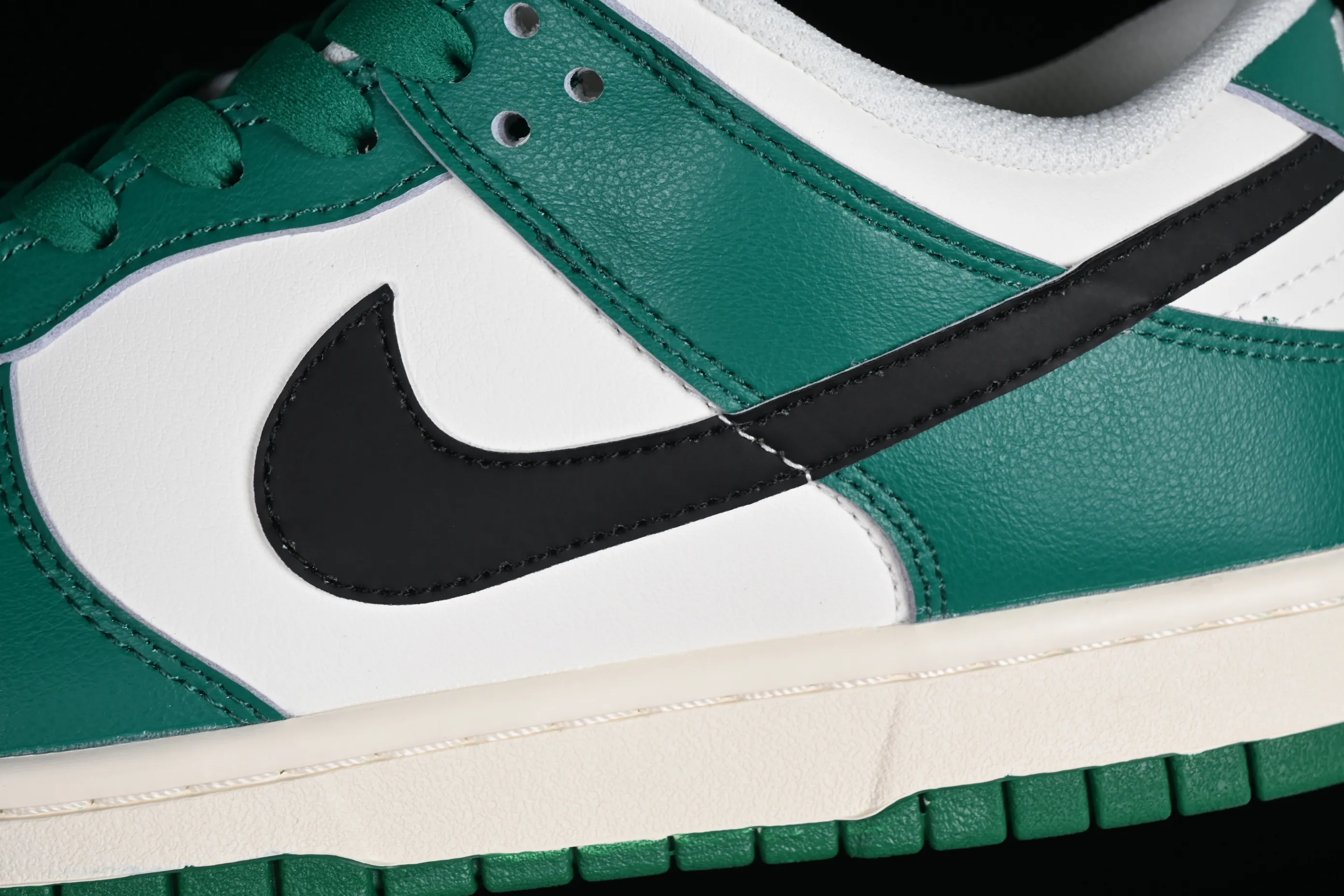 All Categories Nk SB Dunk Series Nk SB Dunk Low Low-top Sneakers Nk SB Dunk Low "Lottery" Heineken Color SB Smashed Backboard Fashion Casual Sneakers DR9654-100